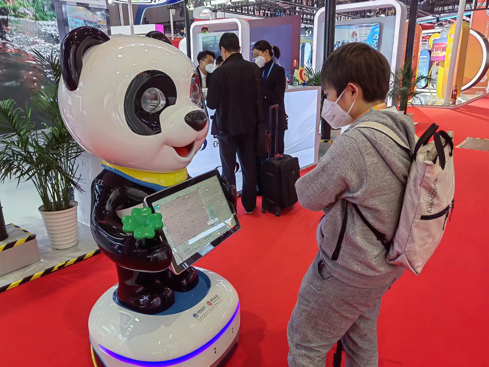 永信贵宾会智能服务机器人图片